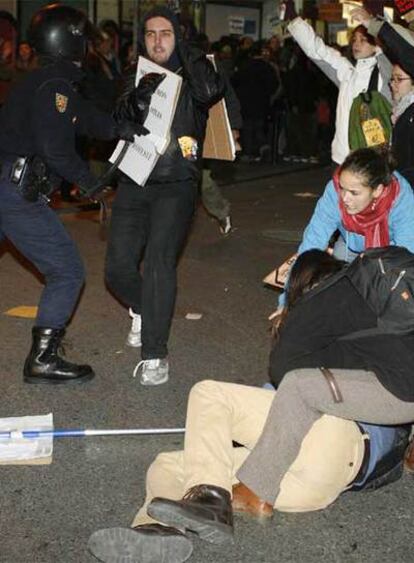 Agentes de la policía nacional intervienen en la manifestación en Madrid por una vivienda digna
