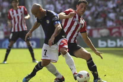 El centrocampista del Rayo Vallecano José María Movilla y el delantero del Athletic Club de Bilbao Óscar De Marcos luchan por el balón.