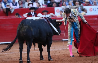 Sebastián Castella, en un desplante ante su primer toro.