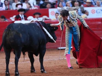 Sebastián Castella, en un desplante ante su primer toro.