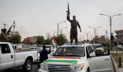 Peshmerga disparan al aire para celebrar el refer&eacute;ndum del pasado 25 de septiembre en Kirkuk, Irak. 