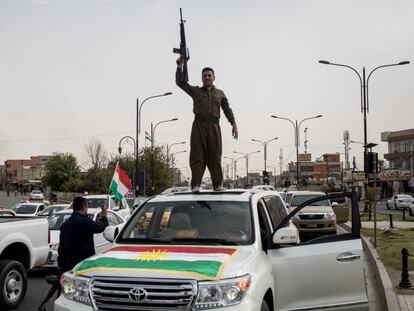 Peshmerga disparan al aire para celebrar el referéndum del pasado 25 de septiembre en Kirkuk, Irak.