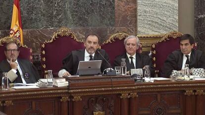 El presidente del tribunal, Manuel Marchena, junto a tres de los siete magistrados que juzgan a los políticos secesionistas.