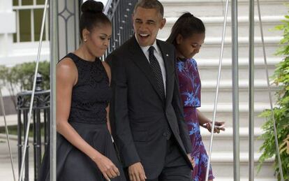 Barack Obama, Michelle Obama, y su hija pequeña Sasha a su salida de la Casa Blanca con destino a la isla de Martha's Vineyard.