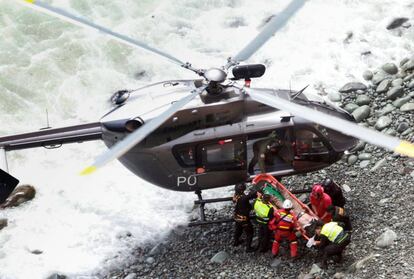 Un helicóptero de emergencias traslada el cadáver de uno de los fallecidos tras el accidente, el 2 de enero de 2018.
