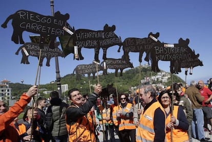 Participantes en la manifestación en defensa de la caza muestran carteles con la silueta de jabalíes.