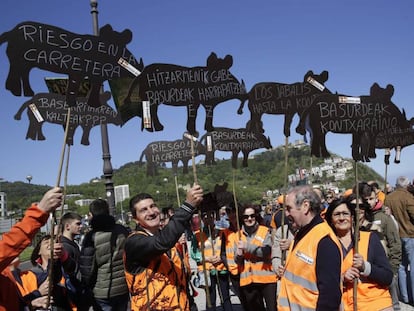 Participantes en la manifestación en defensa de la caza muestran carteles con la silueta de jabalíes.
