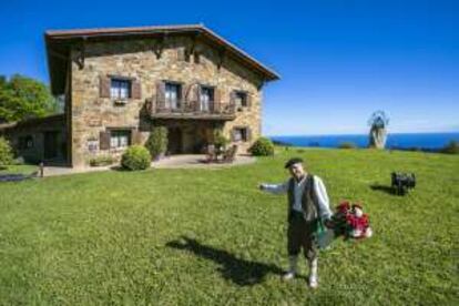 Alberto Agirrebeitia en la casa rural Lurdeia, en Bermeo.