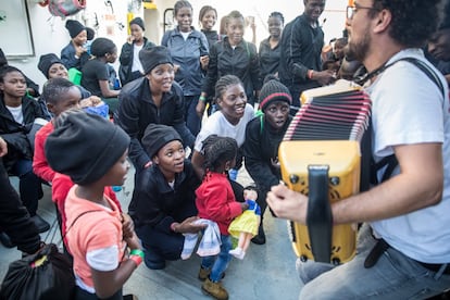 Un grupo de migrantes rescatados en el 'Aquarius' celebran la llegada al puerto de Valencia. 
