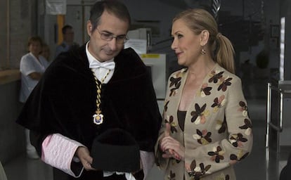 La presidenta de Madrid, Cristina Cifuentes, con el rector Fernando Suárez. en la apertura del año académico de 2015.