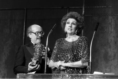 Amparo Rivelles recibe el premio Goya a la mejor interpretación femenina por `Hay que deshacer la casa´. Le hizo entrega del galardón José Luis López Vázquez, en 1987.