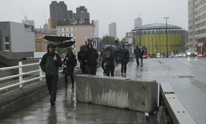 Scotland Yard ha revisado las medidas de protección establecidas en los 33 puentes de Londres y ha decidido instalar barreras en el puente de Westminster, el de Lambeth y el de Waterloo. En la imagen, viandantes cruzan el puente de Waterloo, el 6 de junio del 2017.