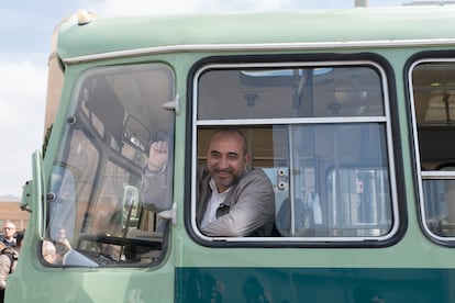 El secretario general de CCOO de Catalunya, Javier Pacheco, en el bus histórico 47.