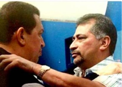 An&iacute;bal Ch&aacute;vez (i) saluda a su hermano Hugo