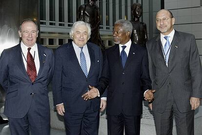 De izquierda a derecha, Rodrigo Rato, James Wolfensohn, Kofi Annan y el ministro surafricano de Finanzas, Trevor Manuel.