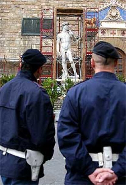Dos <b><i>carabinieri</b></i> observan la reproducción del David en la plaza de la Signoria.
