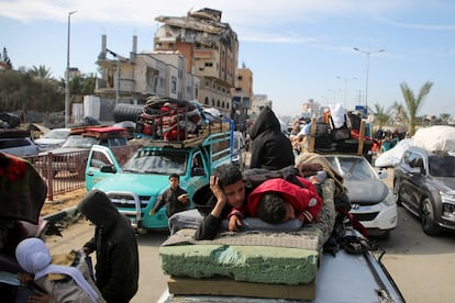 Desplazados palestinos esperan este domingo en la zona central de Gaza para poder acceder al norte del enclave.