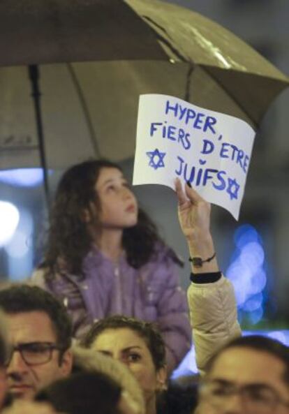 “Muy orgullosos de ser judíos”, dice un cartel de un manifestante en París en alusión al supermercado atacado el viernes.