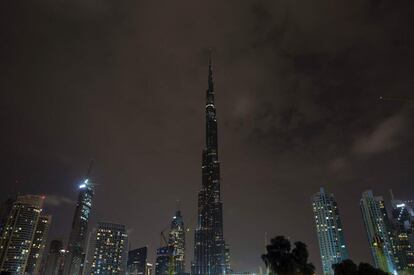 Luces apagadas en el rascacielos Burj Khalifa de Dubái (Emiratos Árabes).