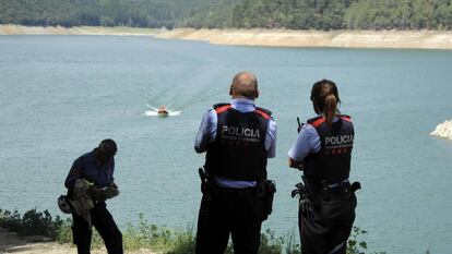 Mossos d'Esquadra Bomberos, durante la búsqueda.