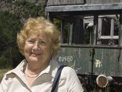 Lola Pardo, frente a un viejo tren en la estación de Canfranc.