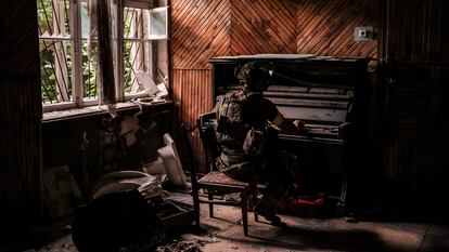 Un soldado ucranio toca el piano en un edificio en ruinas en Chasiv Yar (Ucrania) el 25 de junio.