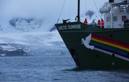 Llegada del Arctic Sunrise a la isla Elefante en la Antártida 