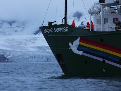 Llegada del Arctic Sunrise a la isla Elefante en la Antártida 