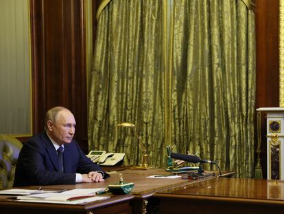 El presidente ruso, Vladímir Putin, durante una reunión este lunes por videoconferencia con su consejo de seguridad.
