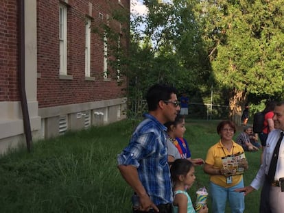 Captain Joe Pérez talks to residents of Langley Park.