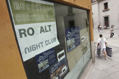 Escaparate de la antigua Musical Ópera con el cartel que anuncia la apertura de un 'night club'.