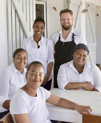 El chef del restaurante surafricano Wolfgat y su equipo. 