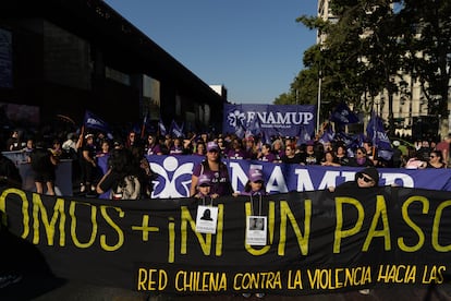 Decenas de mujeres avanzan por las calles de Santiago. 