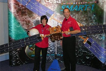 María Alonso y Octavio Camino, junto a una maqueta de la nave <i>Smart-1</i> en el centro de control de vuelos espaciales ESOC en Darmstadt (Alemania).
