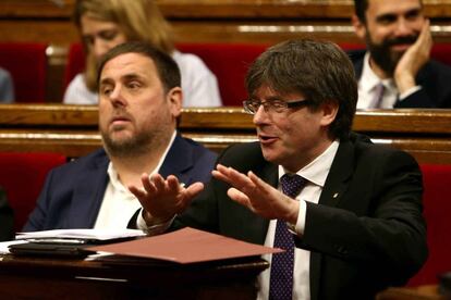 El presidente de la Generalitat, Carles Puigdemont (d), junto al vicepresidente, Oriol Junqueras (i), en el parlamento catal&aacute;n.