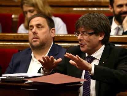 El presidente de la Generalitat, Carles Puigdemont (d), junto al vicepresidente, Oriol Junqueras (i), en el parlamento catal&aacute;n.