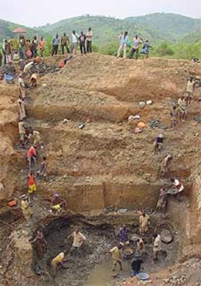 Decenas de mineros buscan oro en una explotación del Este de Congo.