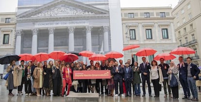 Emprendedores celebran la aprobación de la ley de startups el pasado 3 de noviembre frente al Congreso.