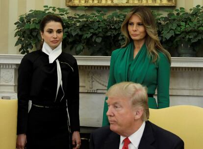Aprovechando la visita de los reyes de Jordania a la residencia presidencial, Melania y la reina Rania visitaron un colegio de niñas en un barrio modesto de Washington. En la imagen. Donald Trump, la reina Rania de Jordania y Melania Trump, en la Casa Blanca.