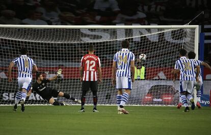 Oyarzabal de la Real Sociedad, marca el primer gol del partido ante el Atlhetic en la final de la Copa del Rey 2020.