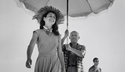 'Françoise Gilot seguida de Picasso, amb para-sol', de Robert Capa (1948).