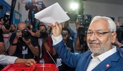 Ghanuchi, líder del partido islamista moderado Ennahda, vota.