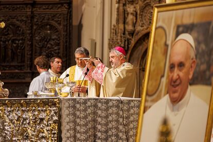 El arzobispo de Zaragoza, Manuel Escribano, oficiaba el domingo en la basílica del Pilar una misa solemne en recuerdo del papa Francisco.