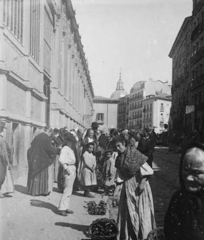 Vendedoras callejeras junto al mercado de La Cebada, en la calle de  Toledo (Circa 1900).