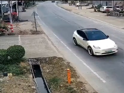 Security camera footage of a runaway Tesla on the streets of Chaozhou on November 5, 2022.