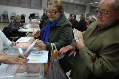 Una parella votant en un col·legi electoral de Terrassa.
