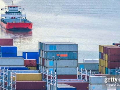 Un barco de contenedores entrando al puerto. 