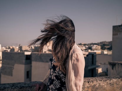 Julie (su verdadero nombre se ha omitido para preservar el anonimato) en la azotea de un edifico en la bahía de Spinola, en San Julián (Malta).