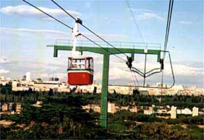 Una de las cabinas del Teleférico de Madrid sobrevuela la ciudad.