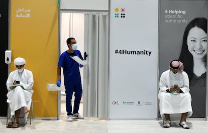 Varias personas esperan a recibir la vacuna durante su fase experimental en octubre de 2020 en Abu Dhabi.